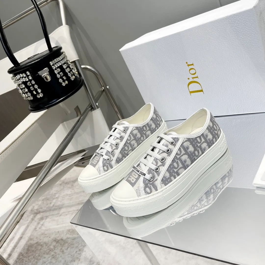 👟👟Ex-factory price 480👟👟 After half a year of repeated debugging♻️Taikoo Hui original purchased, upgraded and shipped ♻️DIOR embroidered sneakers series Double-sided three-dimensional embroidery of pure cotton silk, ♻️True to the original 1🆚1 shipment, from hardware, shoelaces, outsole, 👟👟factory price U mid-pad... The upper fabric is double-sided pure cotton silk three-dimensional electric embroidery ♻️▪️Foot pads: imported cowhide of the same color, comfortable to the feet ▪️My last version is exactly the same as Z👟👟factory price, welcome to compare with three companies I have 36 most complete colors, code number: 35-40